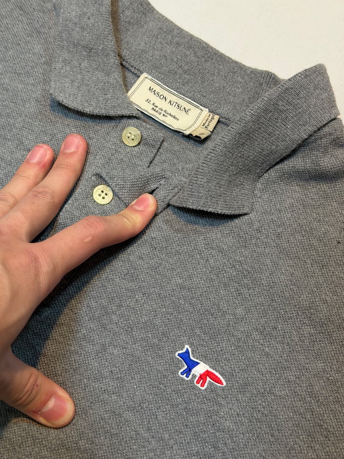메종키츠네 트리컬러 패치로고 반팔 카라티 그레이 상품이미지2