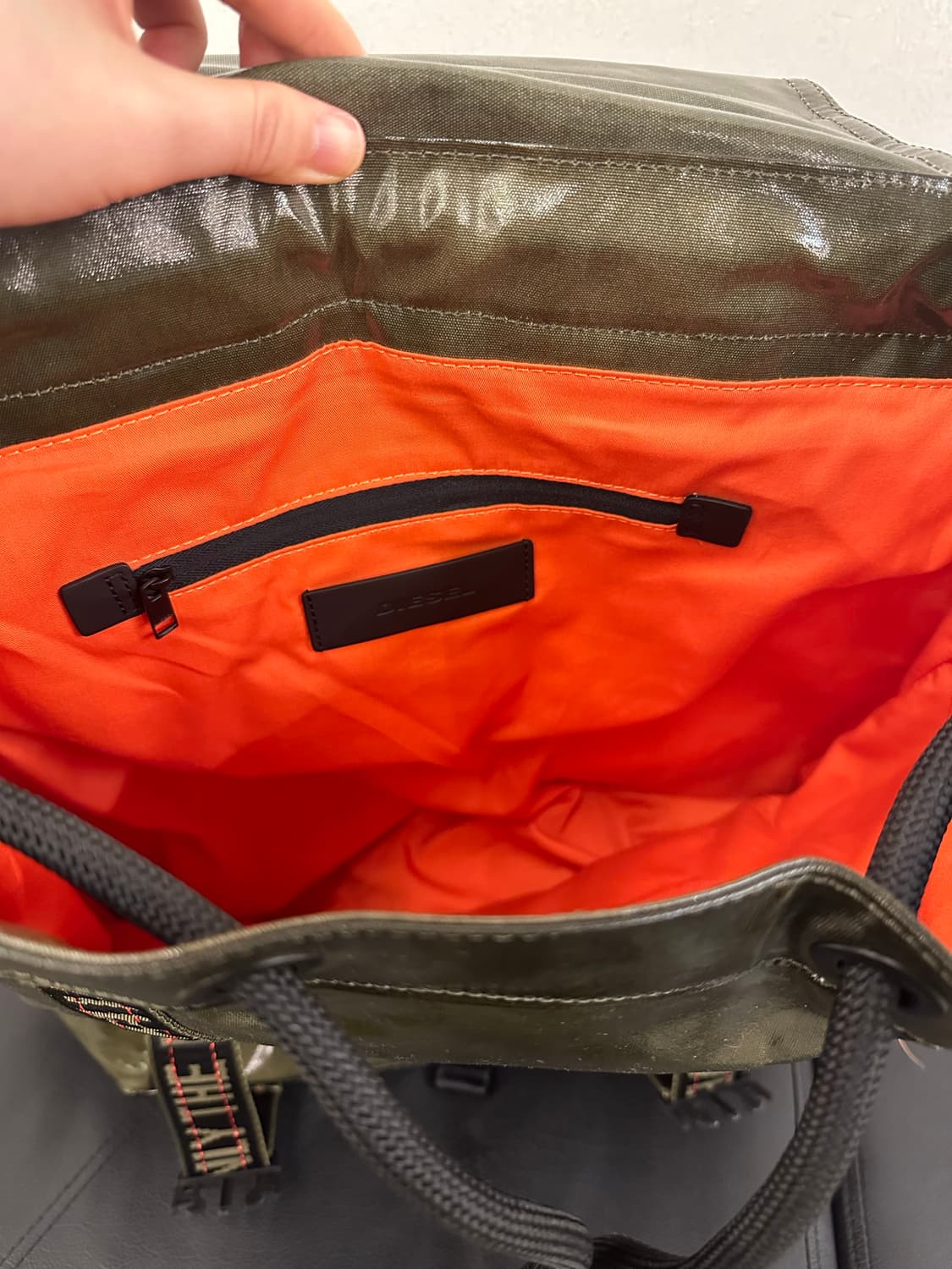 디젤 올리브 에나멜 백팩🫒 상품이미지4