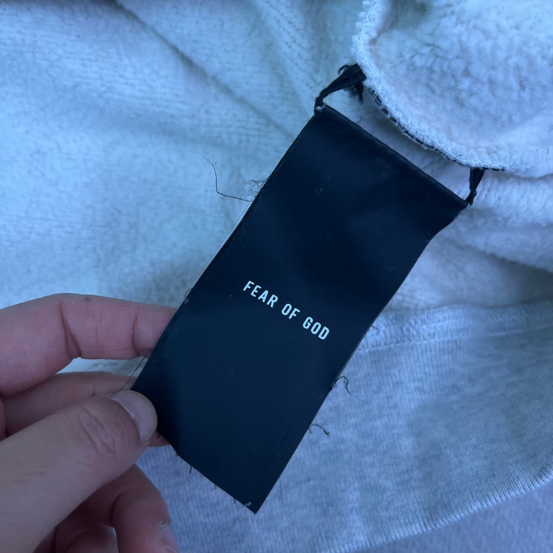 105 피오갓 에센셜 모나크 fg 로고 크림 후드티 상품이미지5