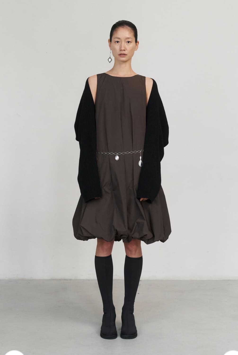 AMOMENTO 볼륨 슬리브리스 드레스 브라운 상품이미지1