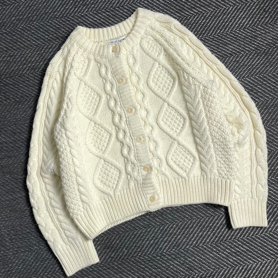 ONE DAY, SUDDENLY 아이보리 케이블 니트y 4819 상품이미지1