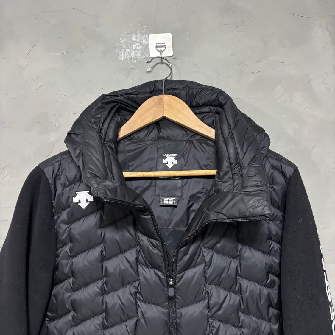 데상트 퀄팅 하이브리드 패딩 플리스 자켓 블랙 상품이미지2