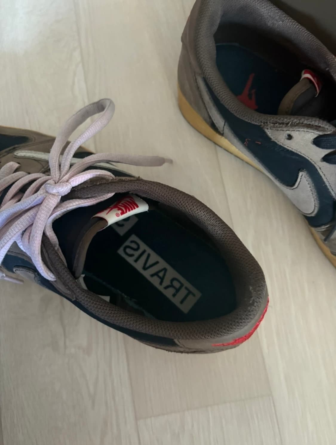 [크림 거래가 200만원] 나이키 에어 조던 1 로우 트래비스 스캇 브라 상품이미지2