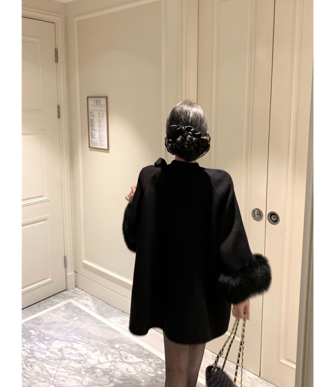 퍼 트리밍 케이프 하프코트 블랙 상품이미지2