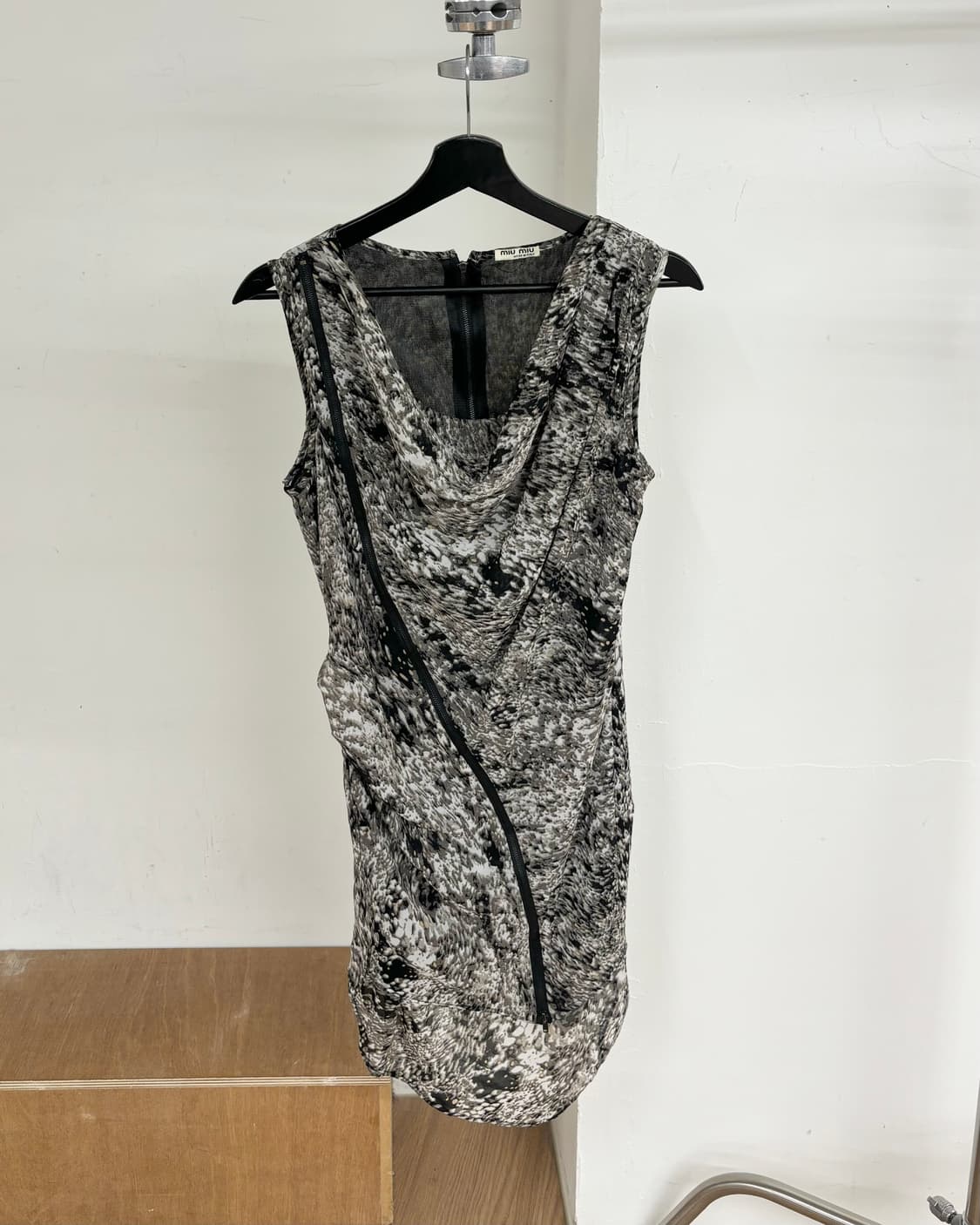 미우 미우 블랙 앤 화이트 레이프 슬리브리스 원피스 상품이미지1