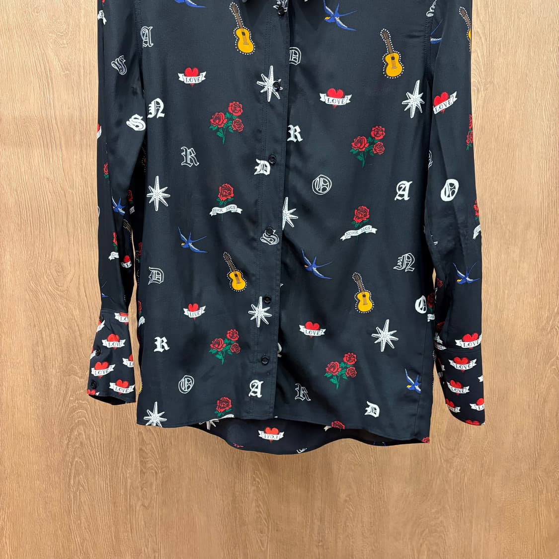 산드로 긴팔 실크 셔츠 하트 기타 장미 프린트 패턴 디테일 블랙 상품이미지5