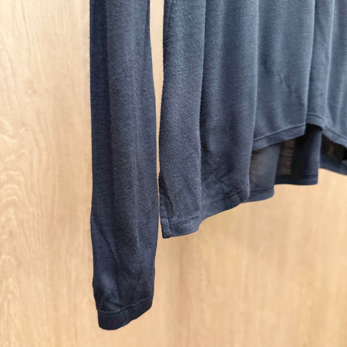 빈스 롱슬리브 라운드넥 심플 비스코스 긴팔 티셔츠 루즈핏 블랙 상품이미지6