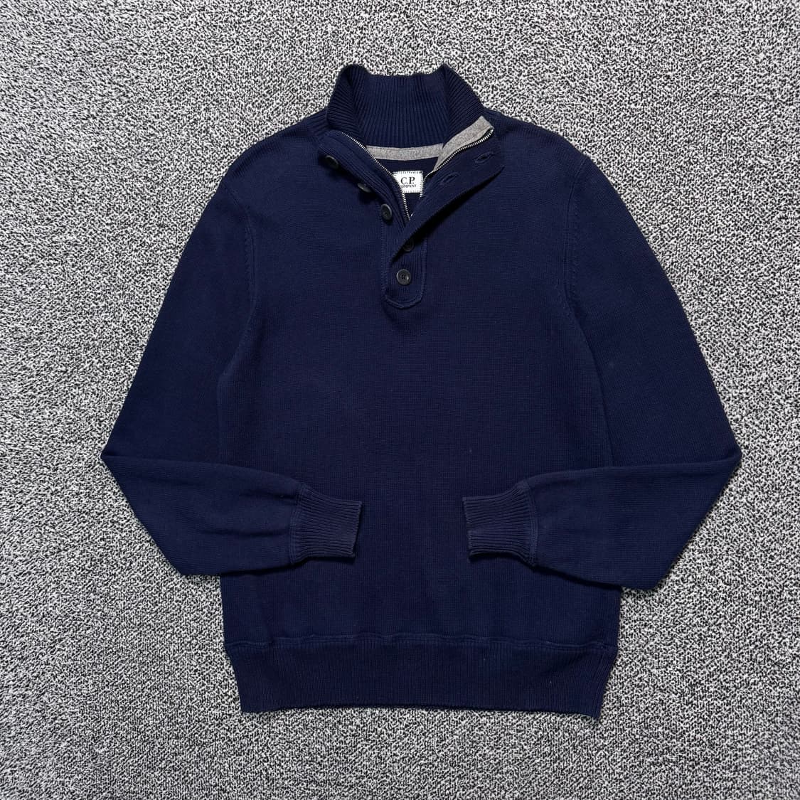 Name : C.P.컴퍼니 각인버튼 네이비컬러 반집업 니트 :)  상품이미지1