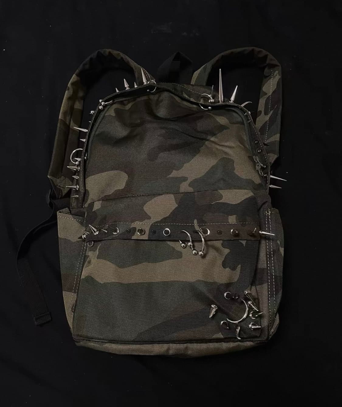 오피움 카모 스파이크 백 상품이미지1