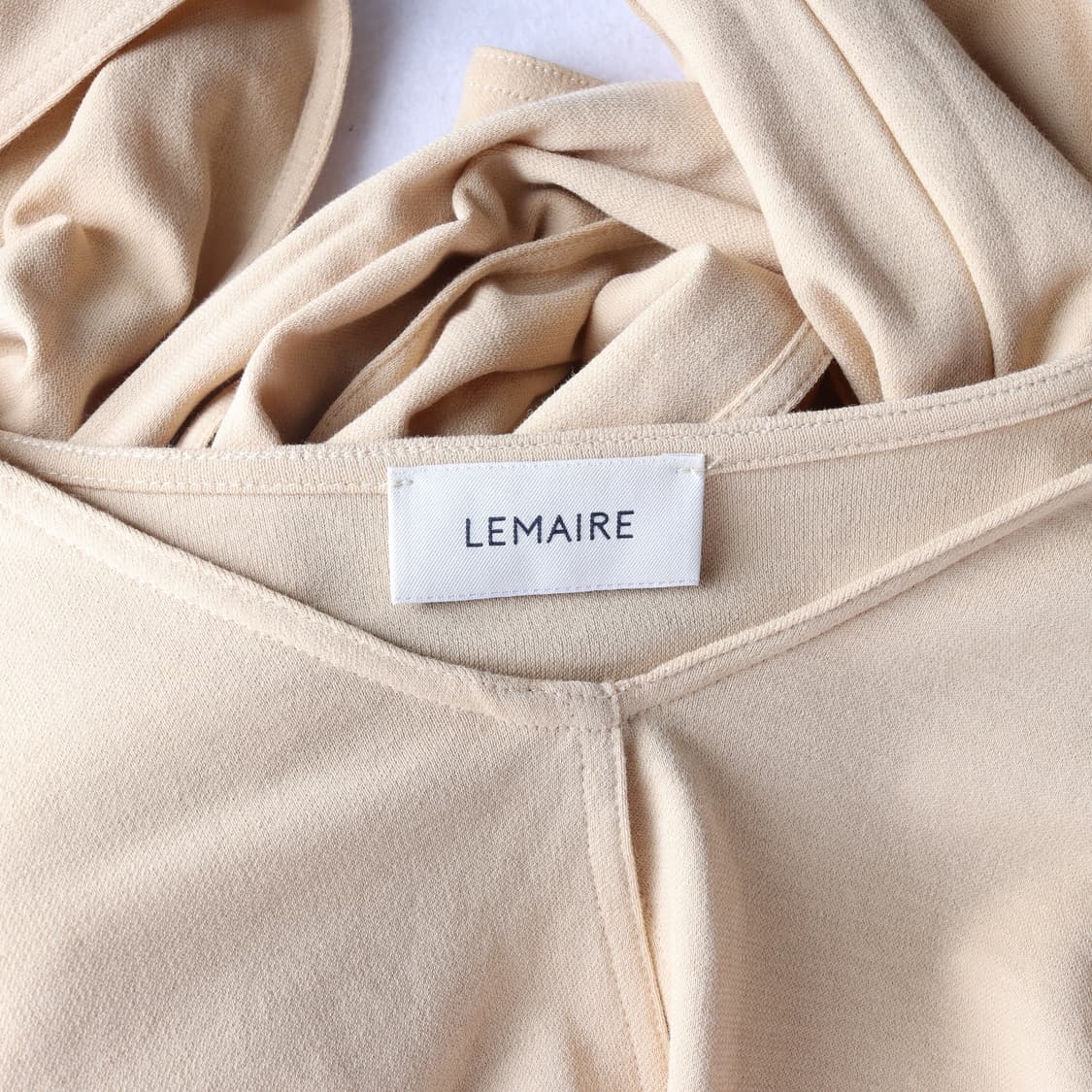 르메르 베이지 리본 매듭 슬릿 크롭 긴팔 티셔츠 블라우스
 상품이미지6