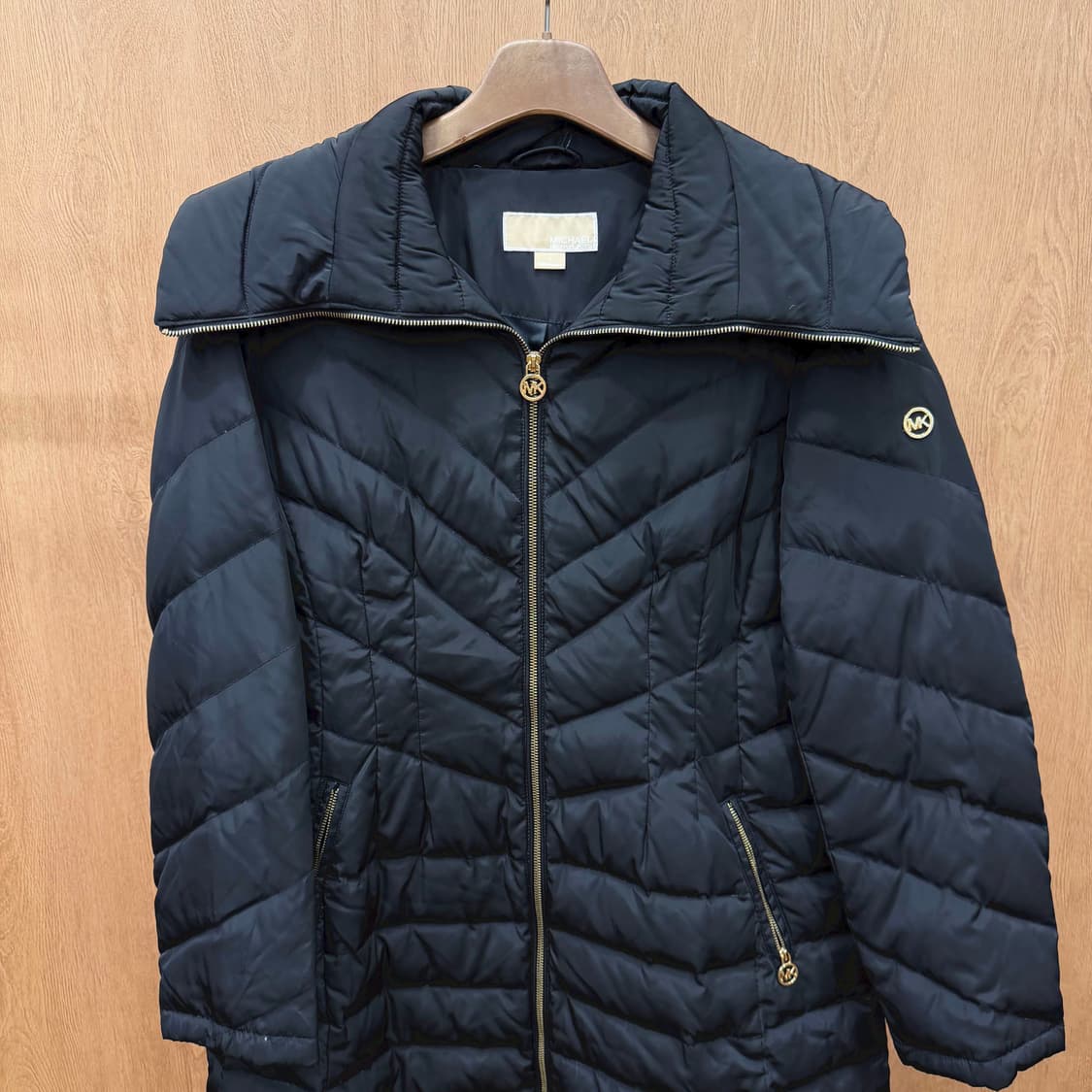 마이클코어스 경량 패딩 코트 골드 로고 지퍼 풀러 메탈 장식 디테일 블랙 상품이미지4