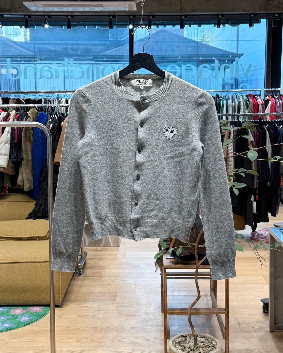 꼼데가르송 플레이 그레이 화이트와펜 가디건  상품이미지1