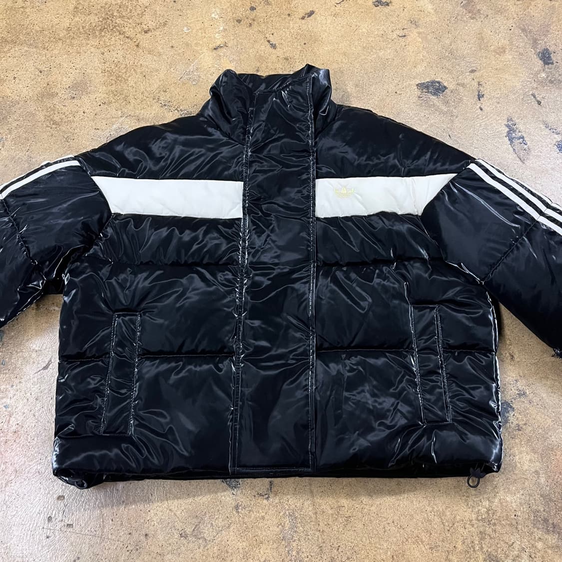 아디다스 유광 블랙 트랙탑 숏패딩  상품이미지3