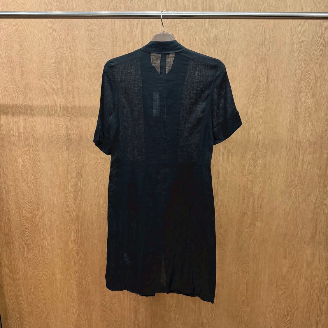 막스앤코 반팔 셔츠 카라 원피스 전면 풀 집업 시어 텍스처 디테일 블랙 상품이미지3