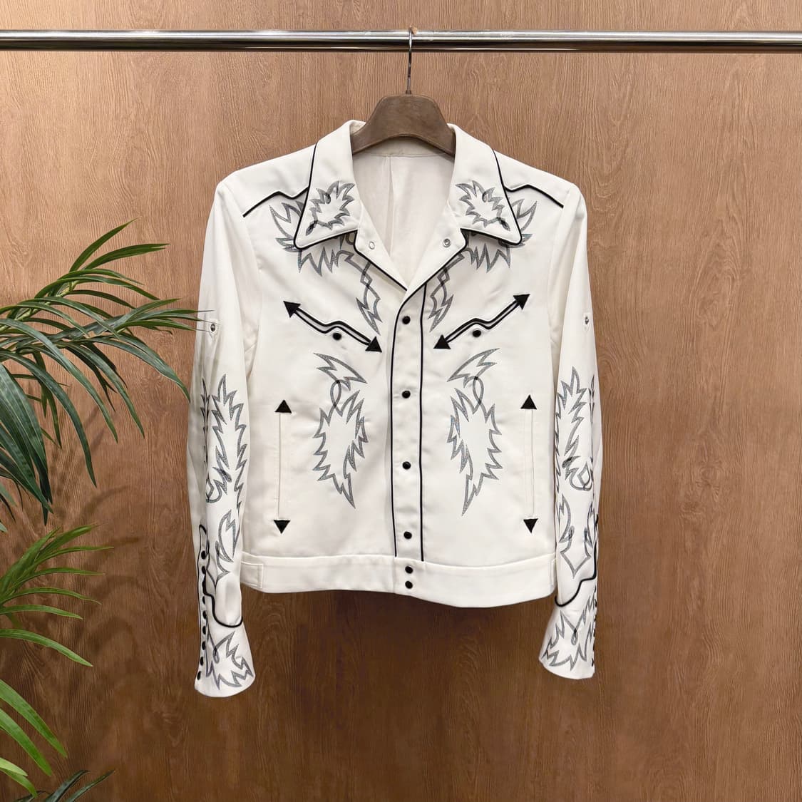 솔로이스트 긴팔 자켓 화살 모티프 자수 웨스턴 스냅 버튼업 디테일 화이트 상품이미지1