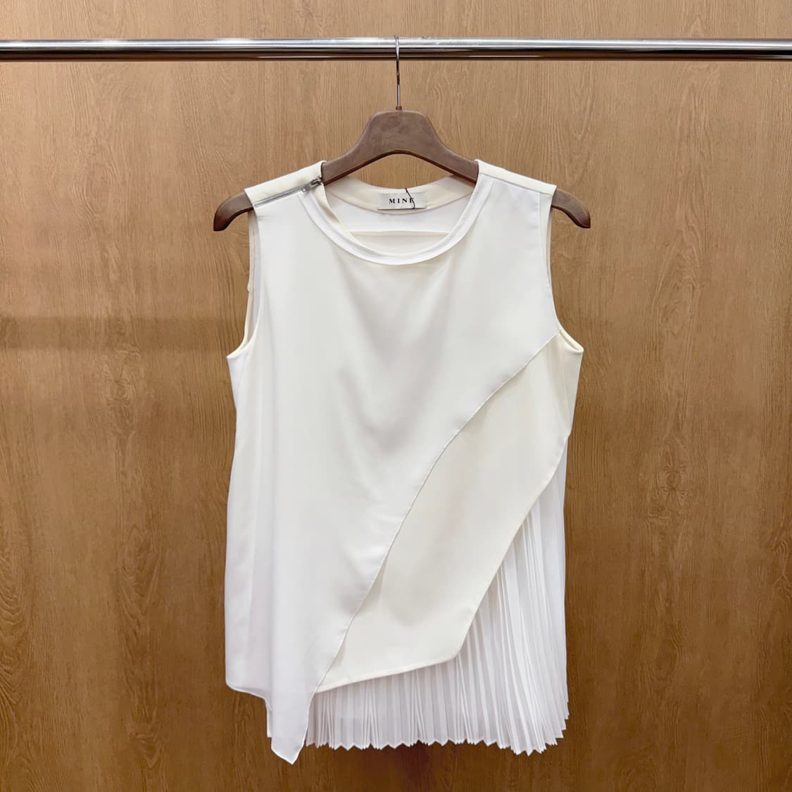 마인 민소매 블라우스 언발 레이어드 플리츠 지퍼 디테일 아이보리 상품이미지2