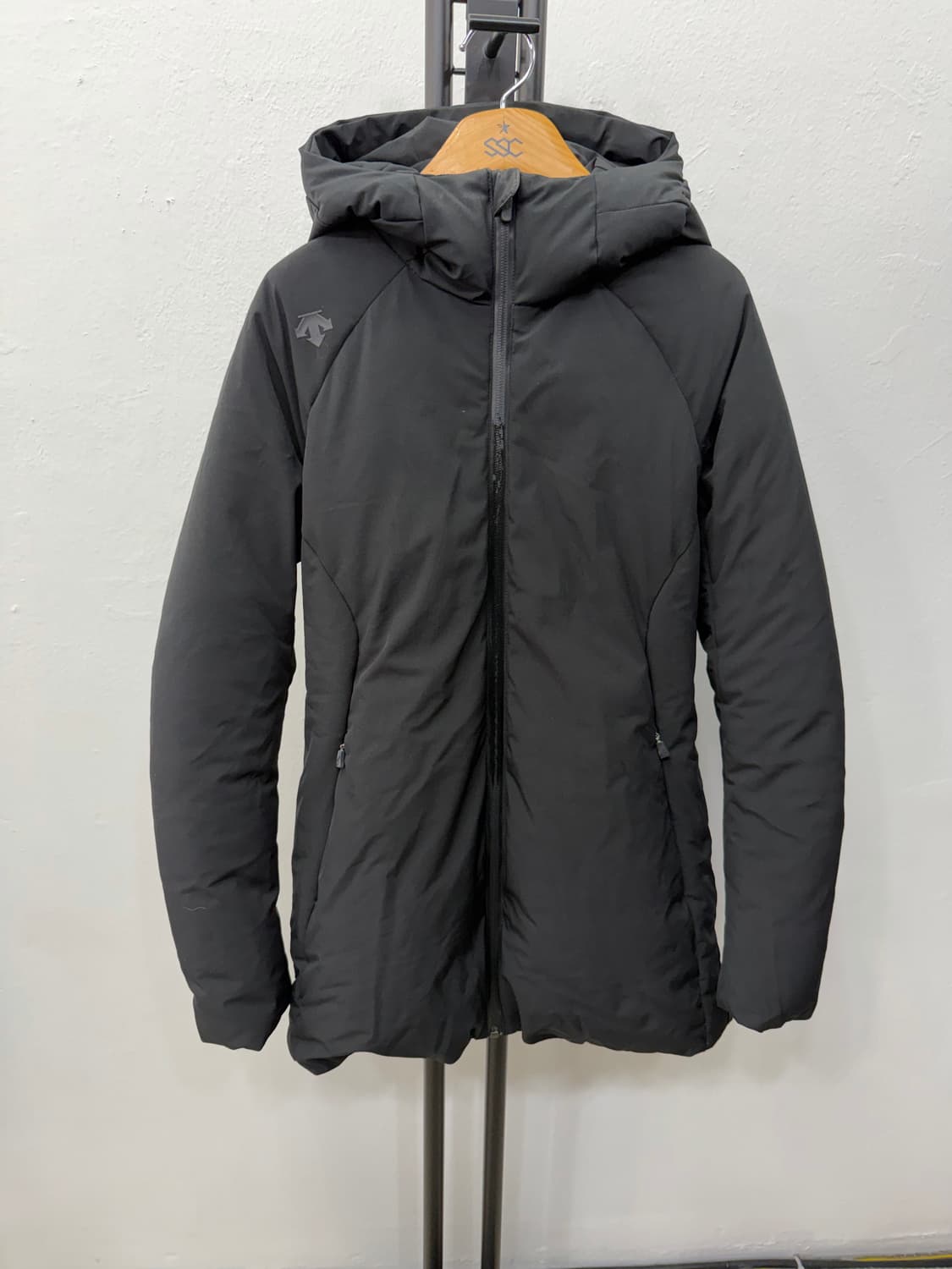 정품) 데상트 여성 블랙 패딩 S 상품이미지1