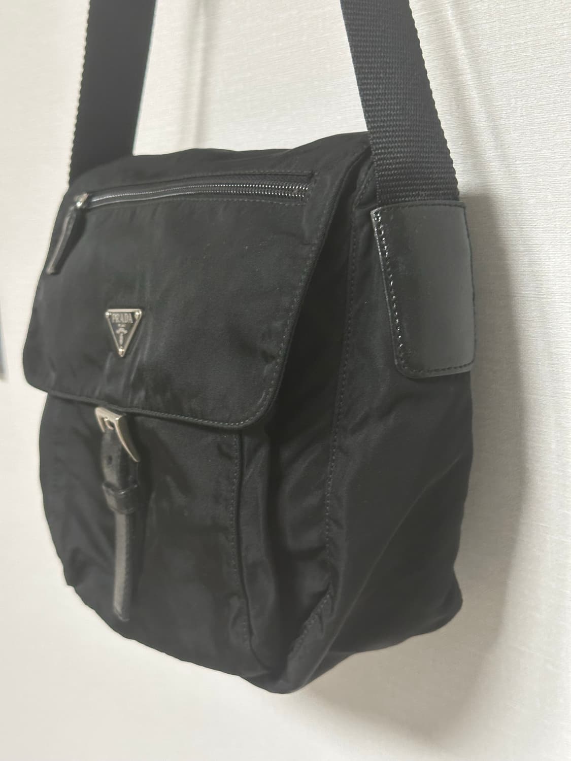 프라다 블랙 버클 메신저백 크로스백 주우재백 상품이미지4