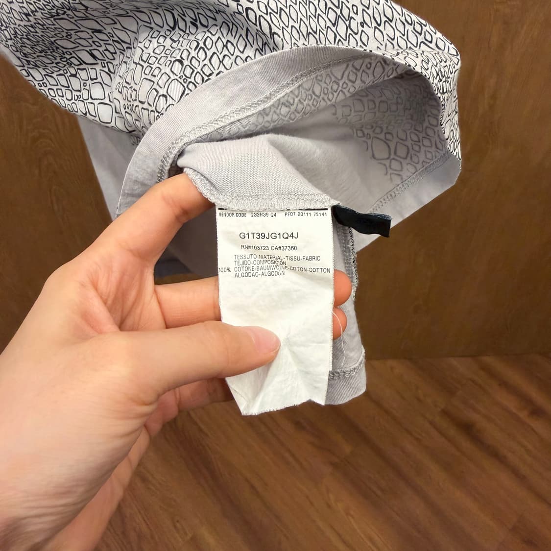 엠포리오 아르마니 브이넥 반팔 티셔츠 스네이크 프린팅 배색 디테일 그레이 상품이미지7