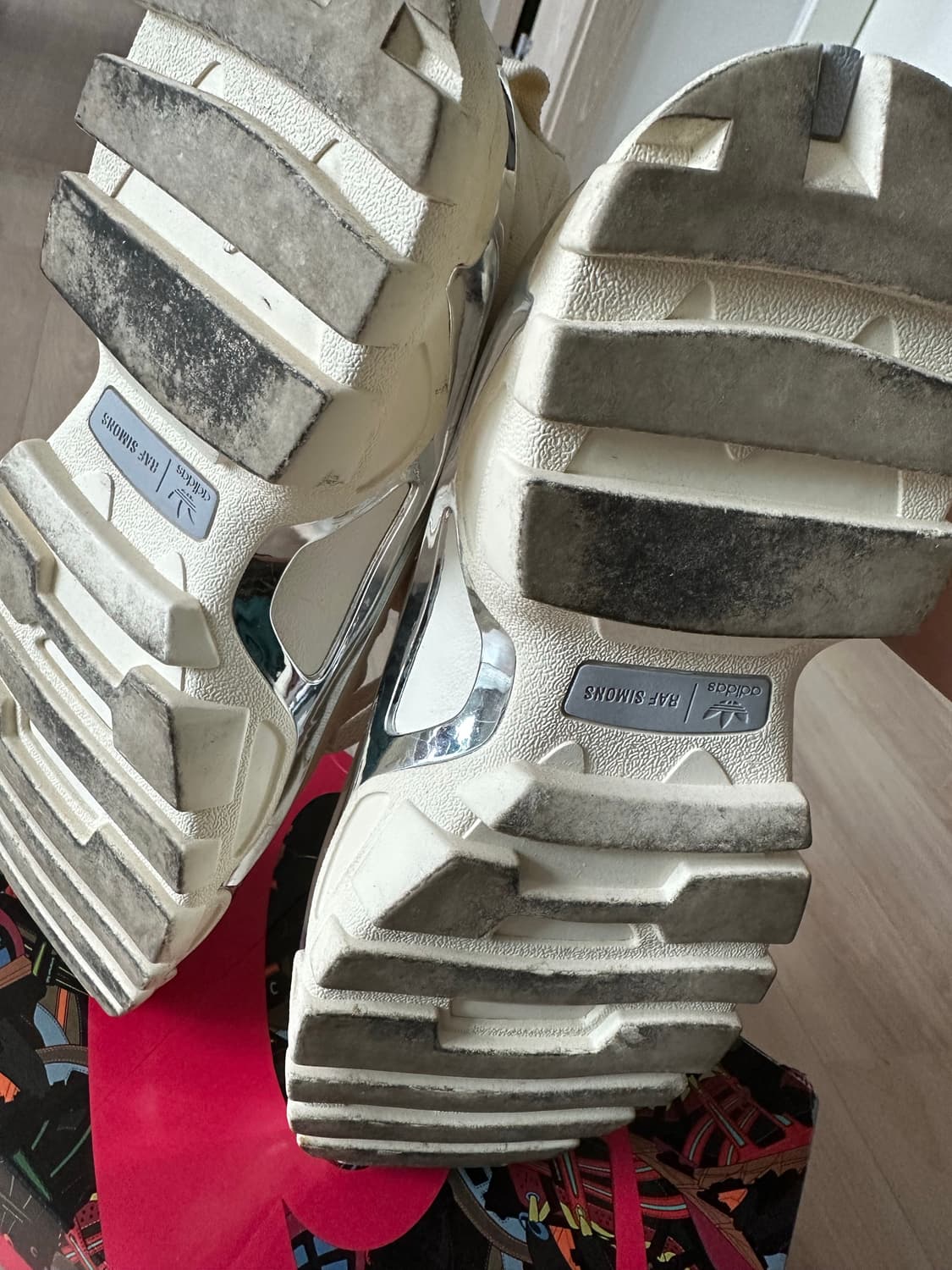 라프시몬스 아디다스 뉴러너 베이지 250 상품이미지4