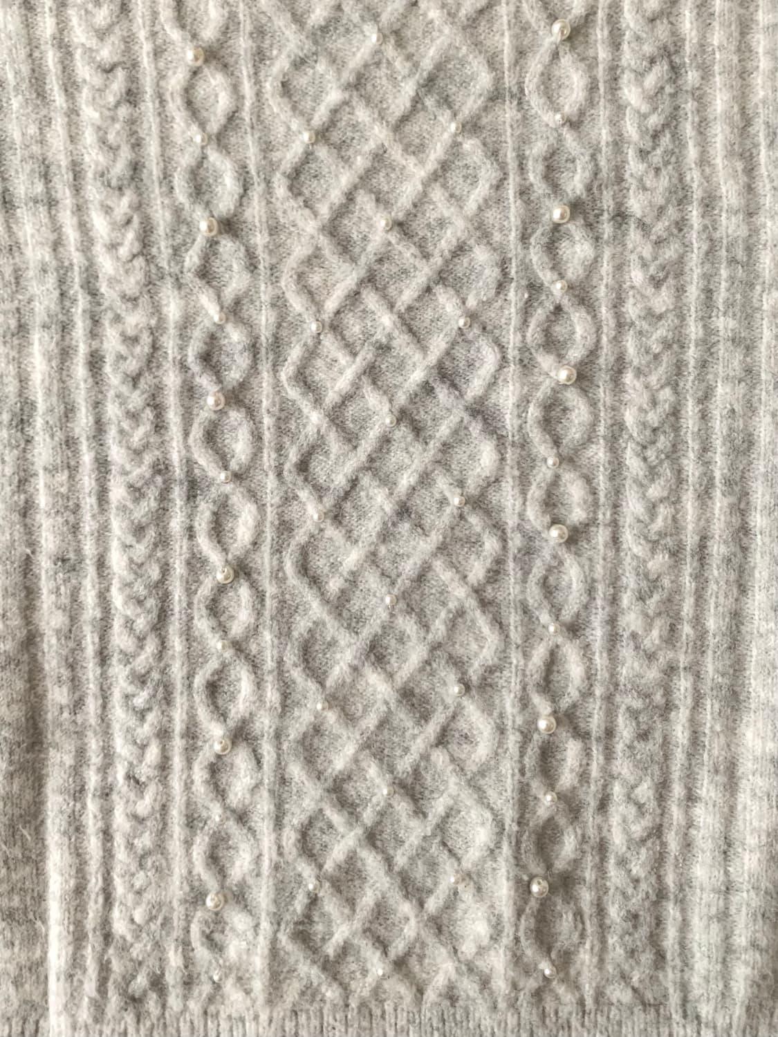 natural beauty basic 연그레이 진주 케이블 니트 상품이미지3