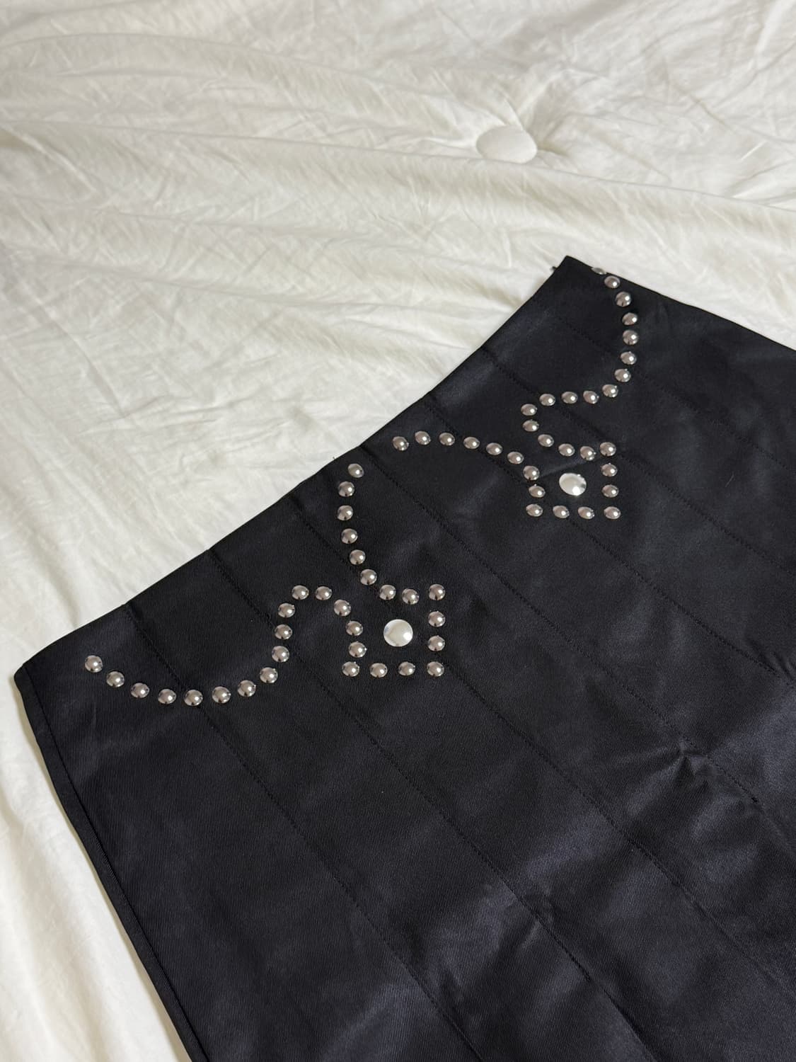 YEEL STUDDED PLEATED MIDI SKIRT BLACK 상품이미지3