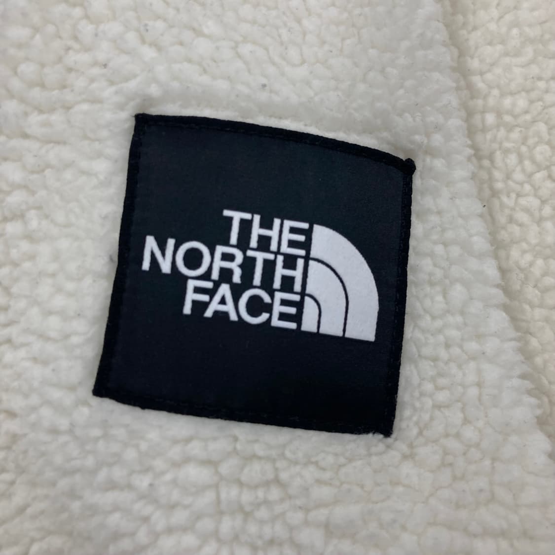 노스페이스 화이트 컬러 스몰 로고 쉐르파 자켓 상품이미지4