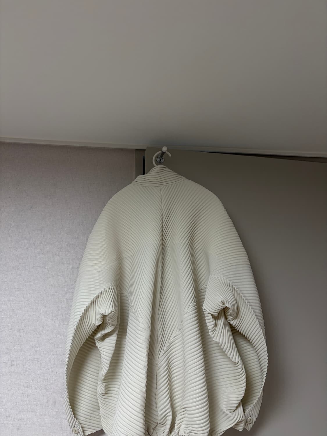 [3]옴므플리세 하이넥 자켓 먼슬리 아이보리 상품이미지3