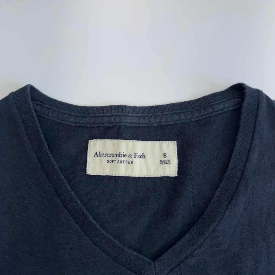 Abercrombie 아베크롬비 스몰로고 네이비 브이넥 반팔  상품이미지5