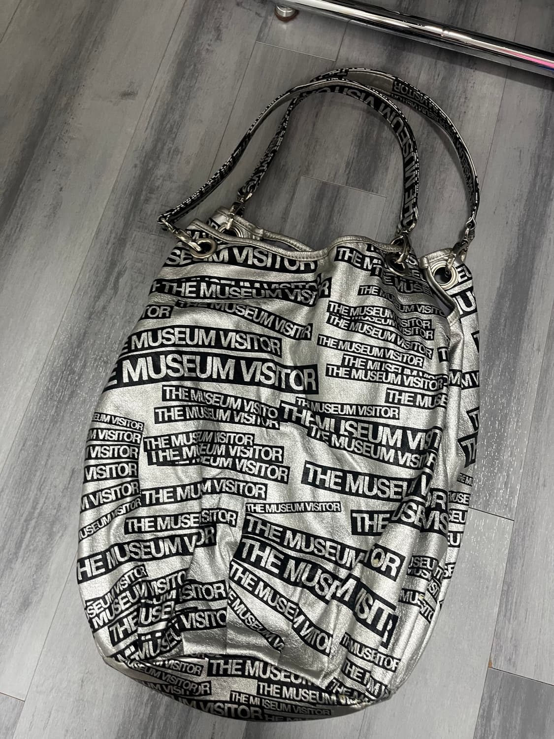 더뮤지엄비지터 로고프린트 가방 상품이미지1