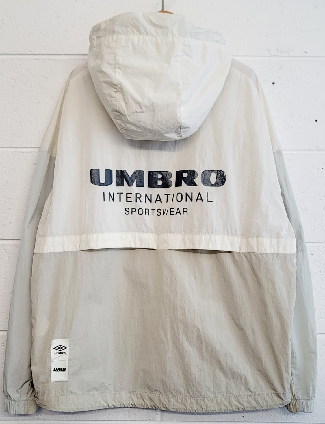 엄브로(umbro) 오버핏 우븐 플래시 후드 바람막이자켓(점퍼) 판매 상품이미지3