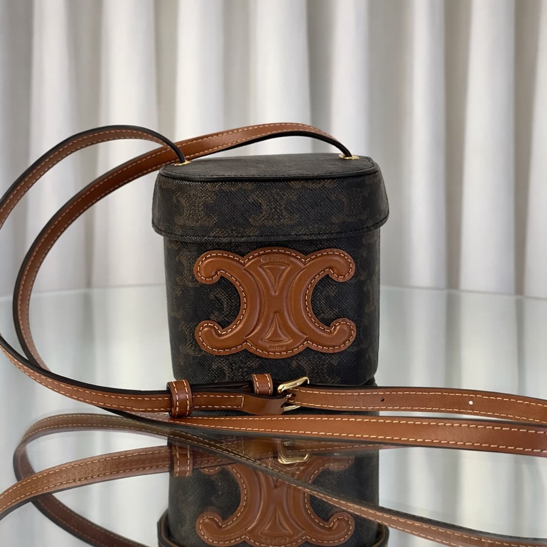 셀린느 트리옹프 퀴르 박스 큐브백  상품이미지1