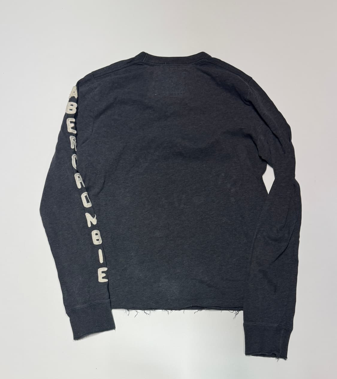 아베크롬비 사이드 스펠로고 빈티지 그레이 긴팔티 상품이미지2