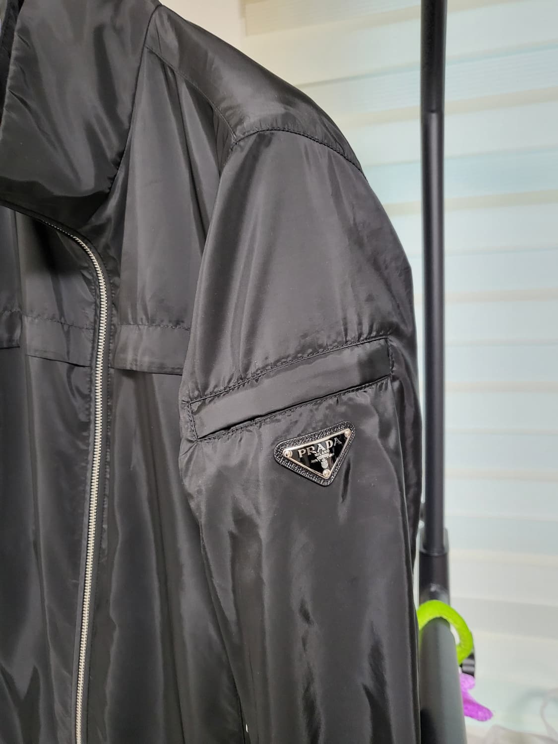 22SS 프라다 삼각로고 바람막이 자켓 50 블랙 상품이미지4