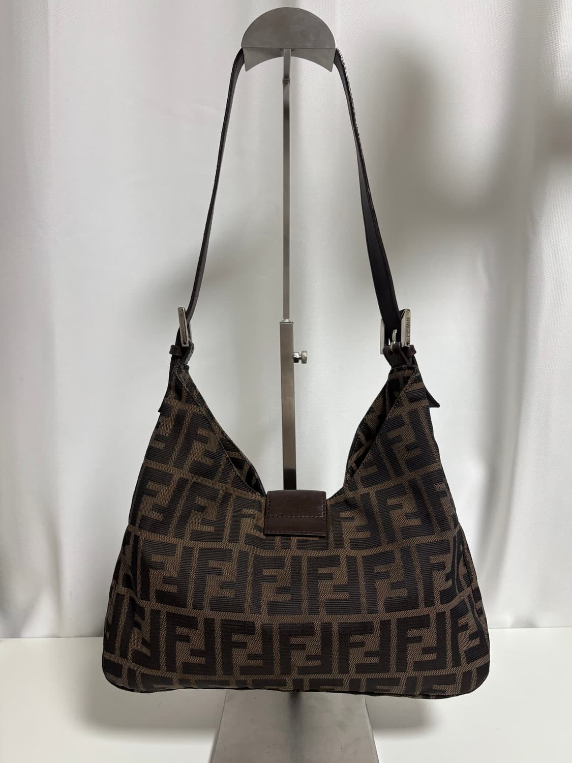 펜디 주카 반달 바게트백 상품이미지10