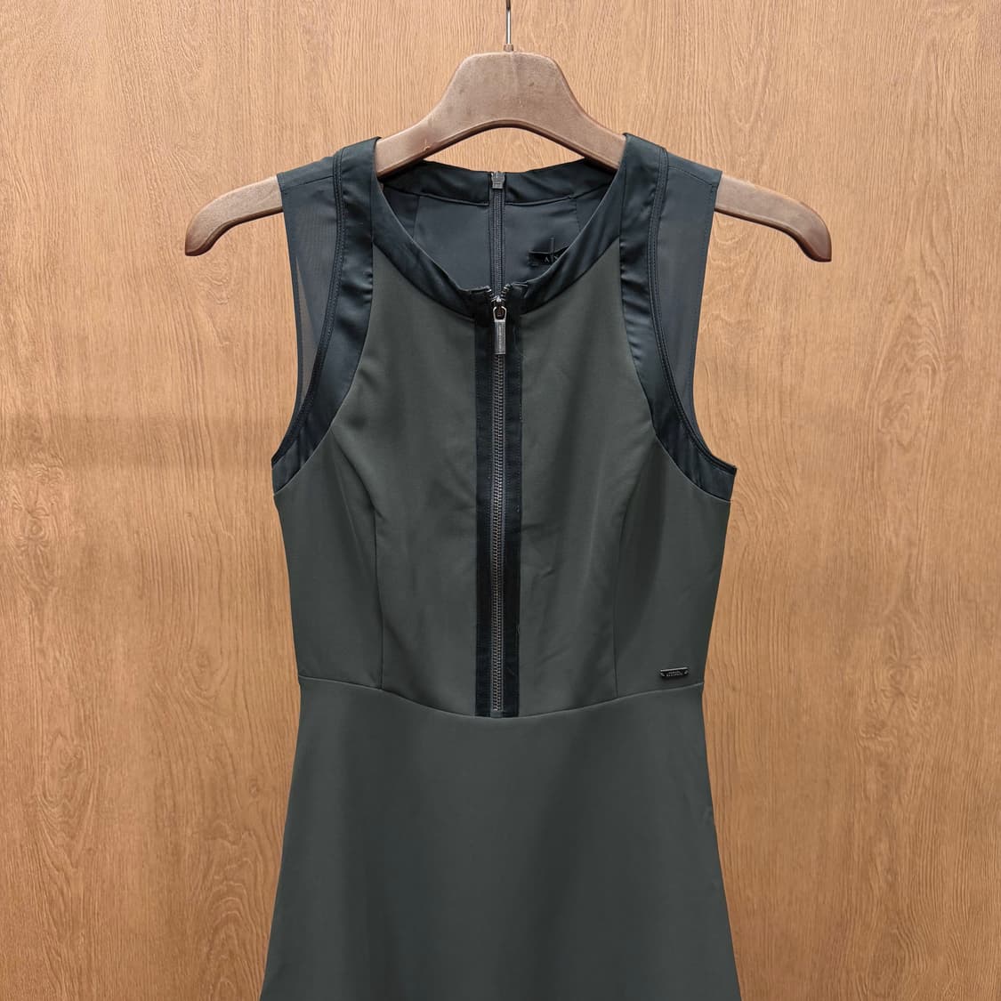 아르마니 익스체인지 슬리브리스 원피스 프론트 지퍼 메탈 로고 디테일 차콜 상품이미지4