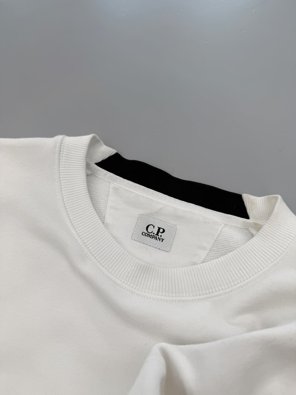 CP컴퍼니 루즈핏 렌즈와펜 화이트 스웻셔츠 상품이미지5