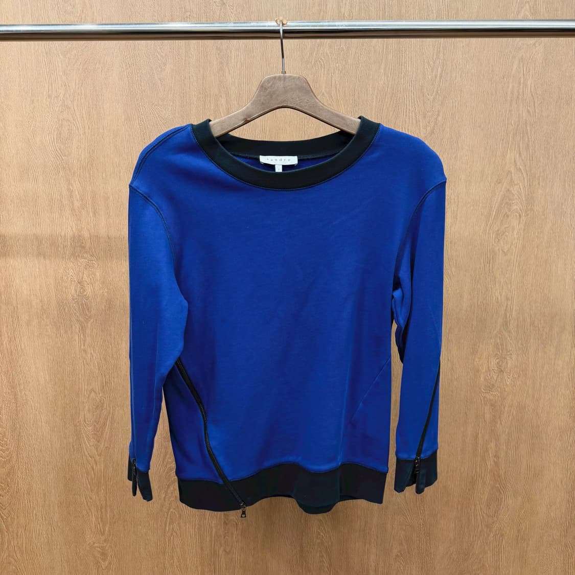 산드로 라운드넥 긴팔 맨투맨 블랙 배색 사이드 비대칭 지퍼 디테일 블루 상품이미지2