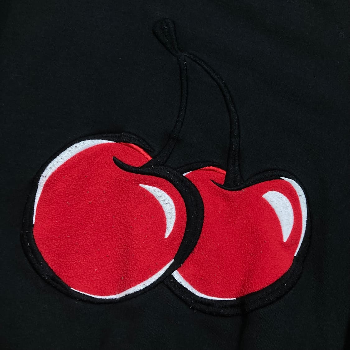 키르시 체리 빅로고 블랙 맨투맨 상품이미지2