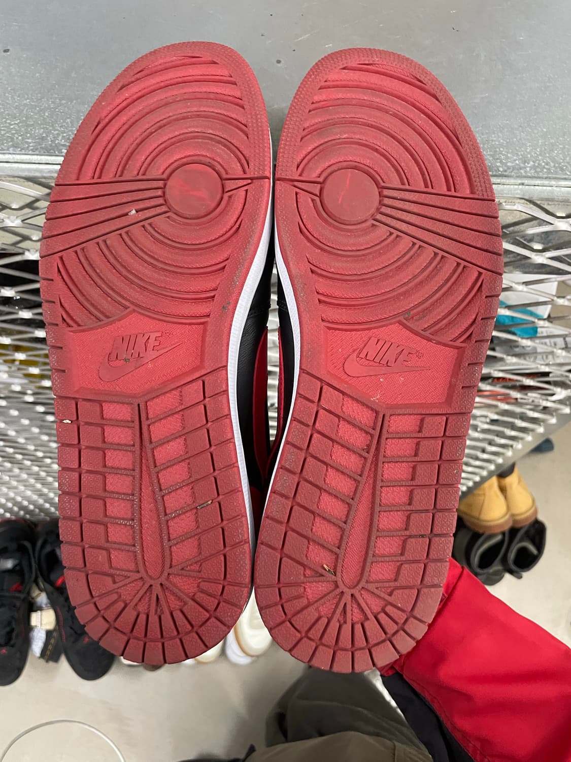 나이키 조던 1 로우 블랙 바시티 레드 300 (gr-4166) 상품이미지5