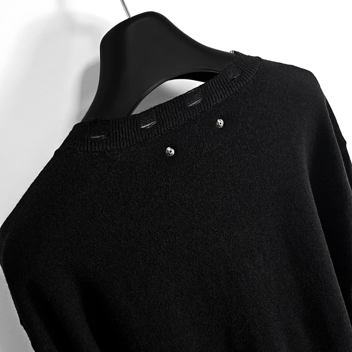 Ikeda 피어싱 리벳 데미지 크롭 니트 (black) 상품이미지8