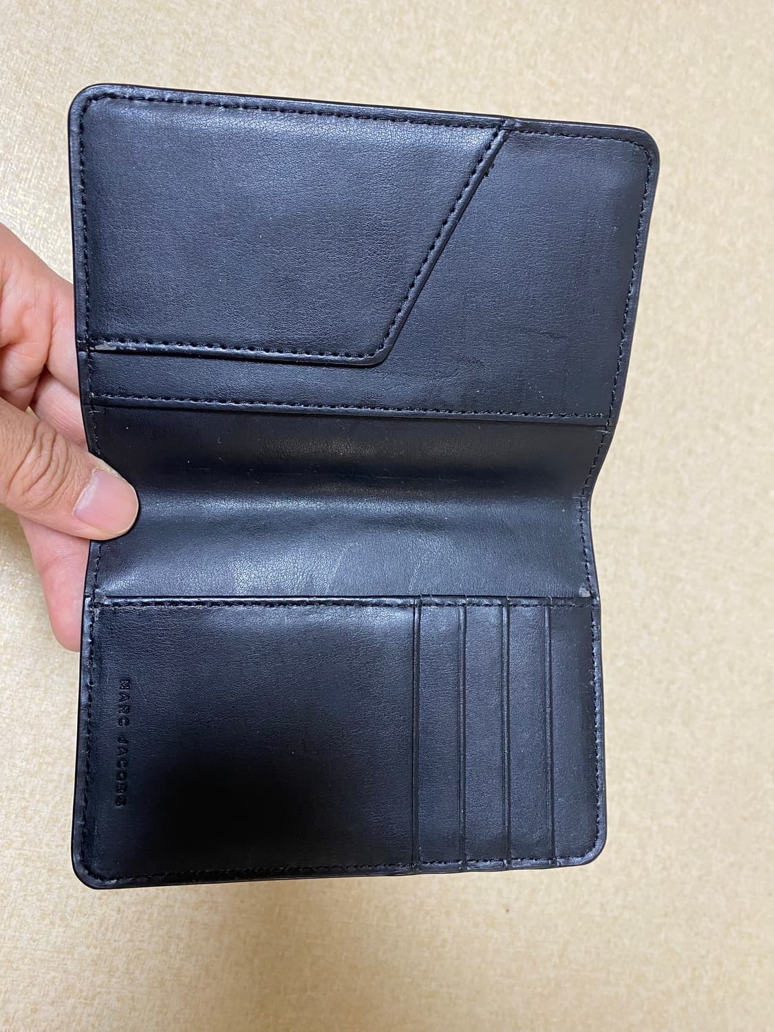 마크제이콥스 블랙 레더 여권 지갑 상품이미지3