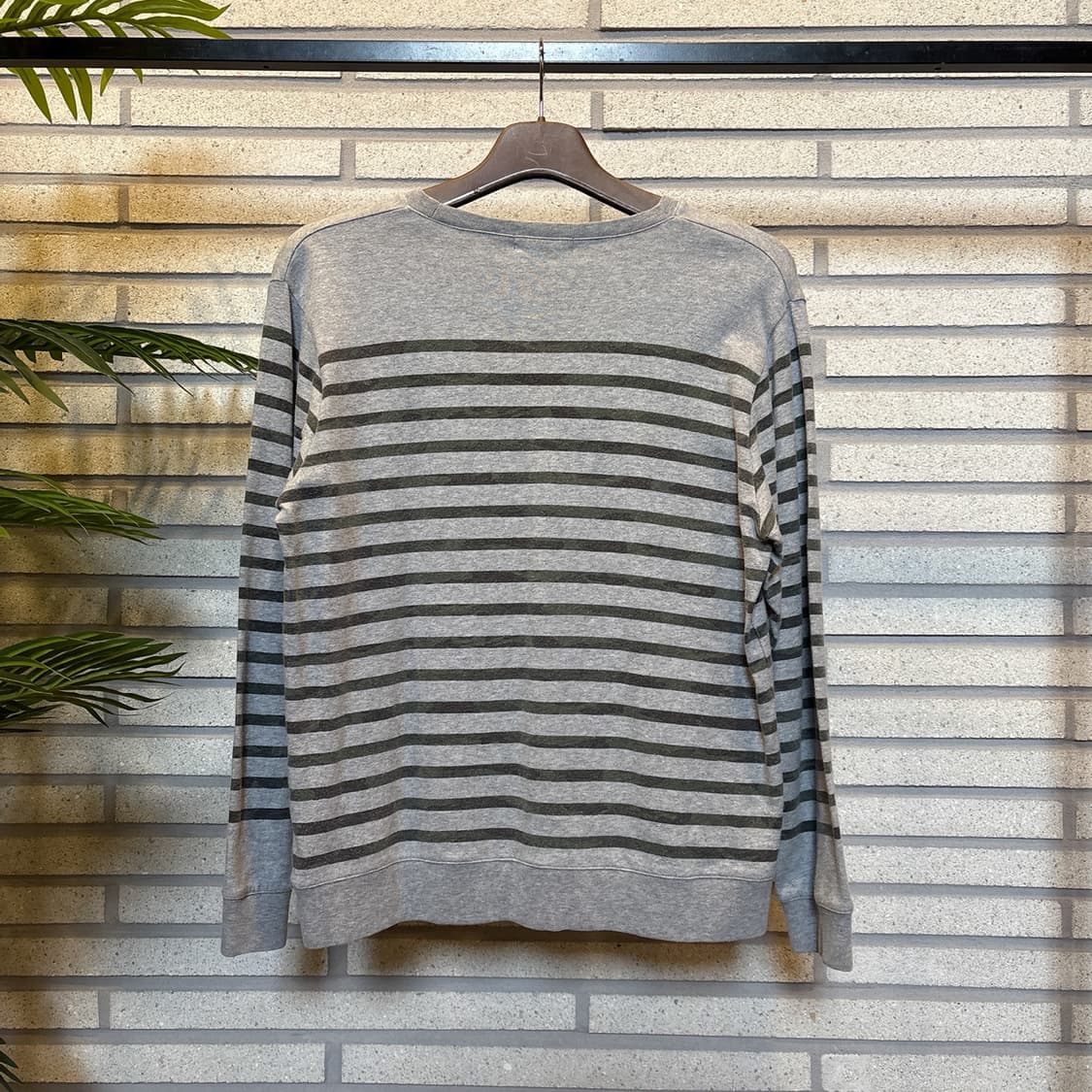 빔즈 스프라이프 스웻셔츠 카모패턴 라벨패치 디테일 그레이 상품이미지3