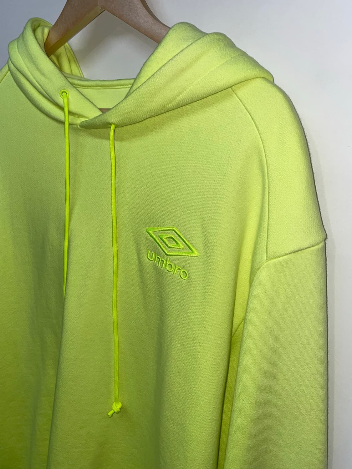 엄브로 X Juun.J 형광 후드티 상품이미지3