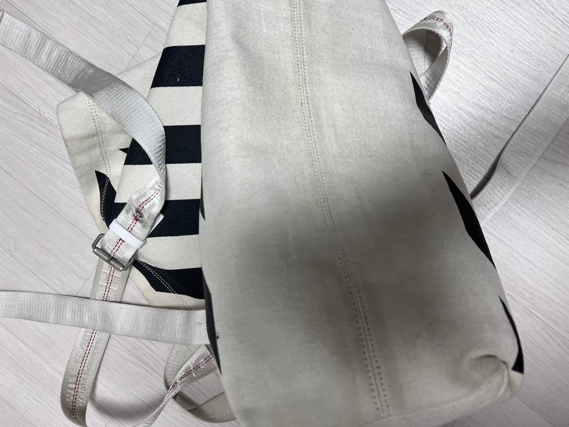 오프화이트 도트백 팝니다 상품이미지5