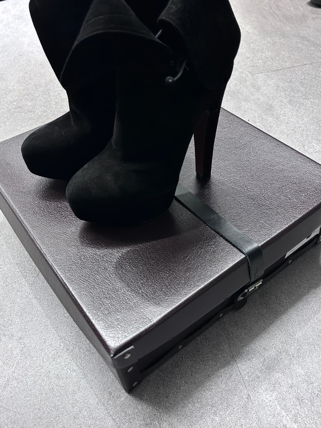 Alaia 스웨이드 (염소 가죽) 레이스업 펌프스 상품이미지4