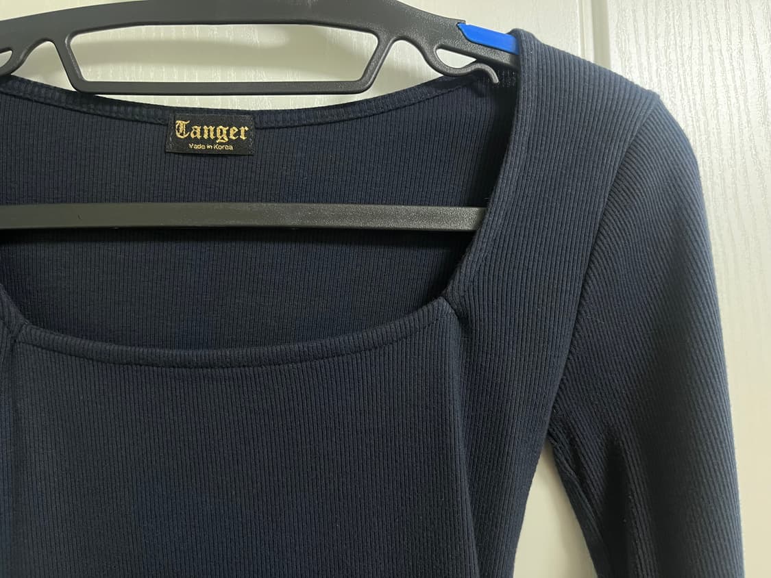 탠저 Tanger SIDE SLIT TOP NAVY 상품이미지3