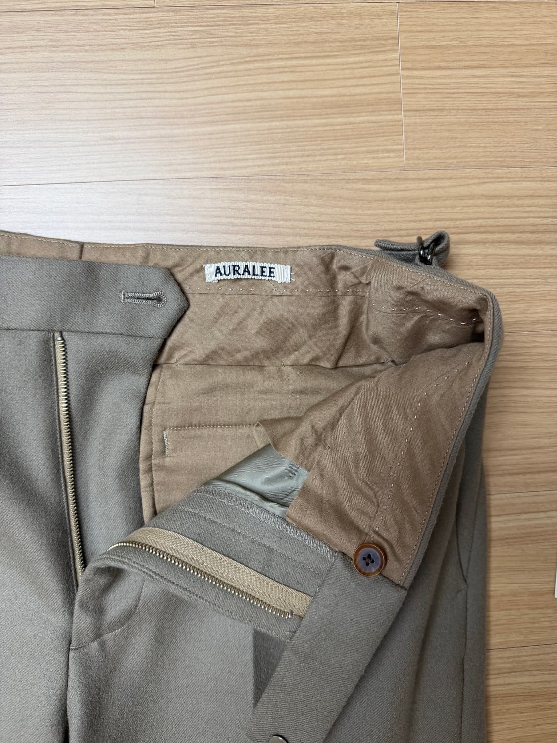 오라리(Auralee) 멜튼울 슬랙스 그레이 베이지 4 상품이미지4