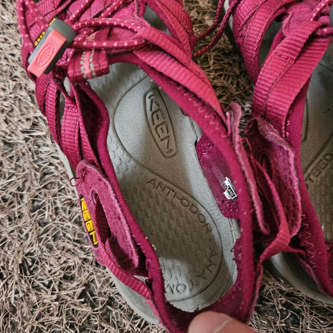 킨(KEEN) 버건디 위스퍼 스트렙 샌들 240size 상품이미지6