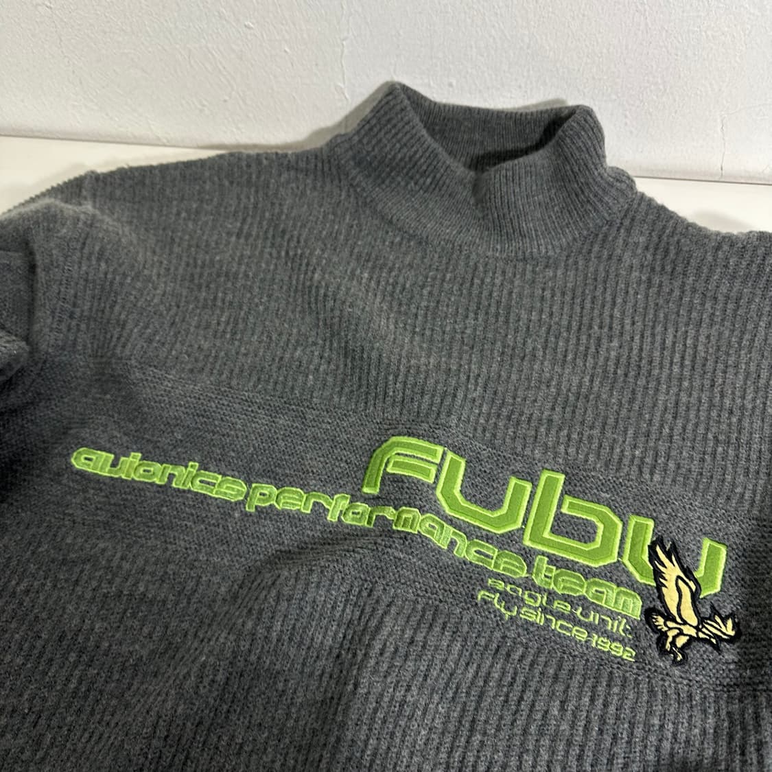100-105 푸부 FUBU 그레이 어깨절개 자수 터틀넥 니트 상품이미지3